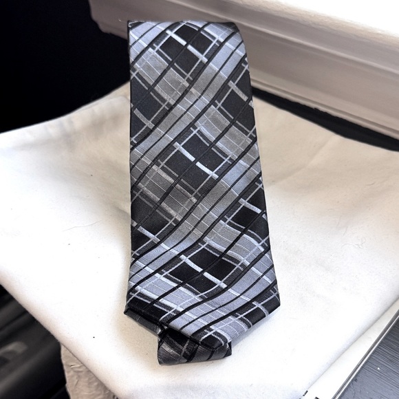 💥Elegant Vintage Pronto Uomo Italian Silk Black and Gray Men's Tie💥 - Picture 2 of 16